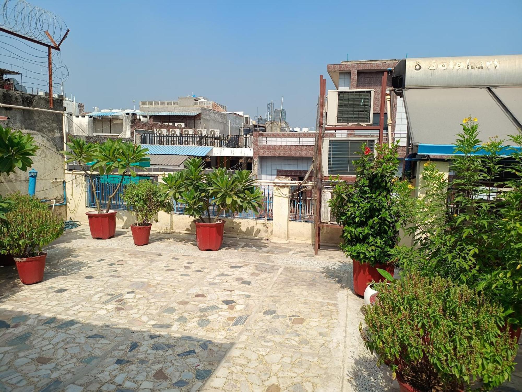 Hotel Majors Den Нью-Дели Экстерьер фото