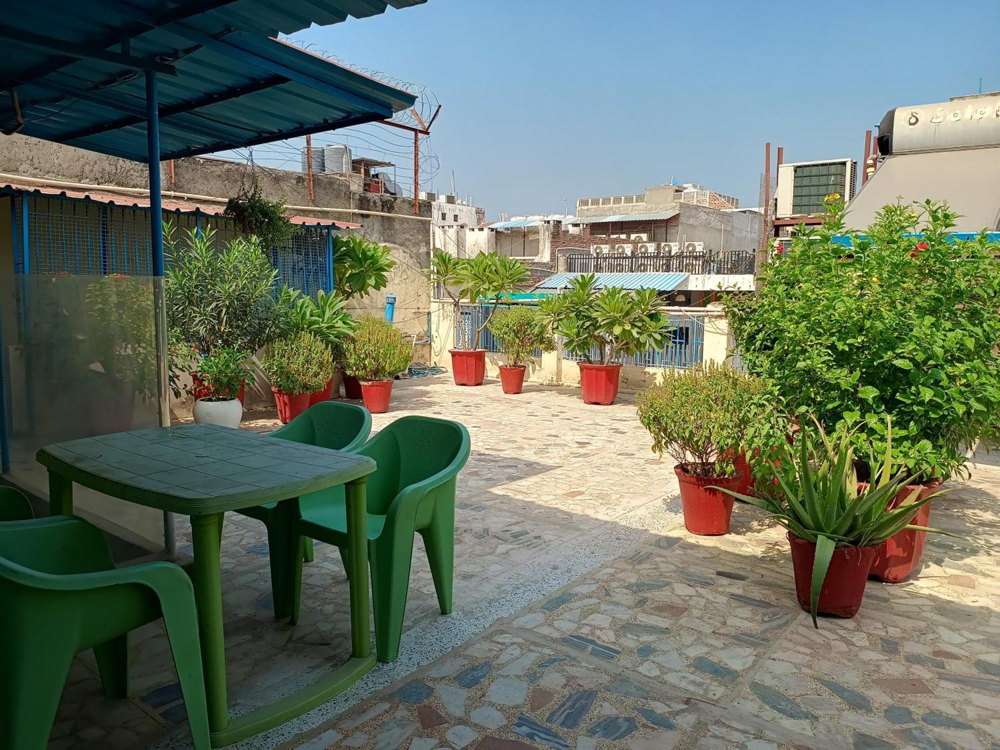 Hotel Majors Den Нью-Дели Экстерьер фото