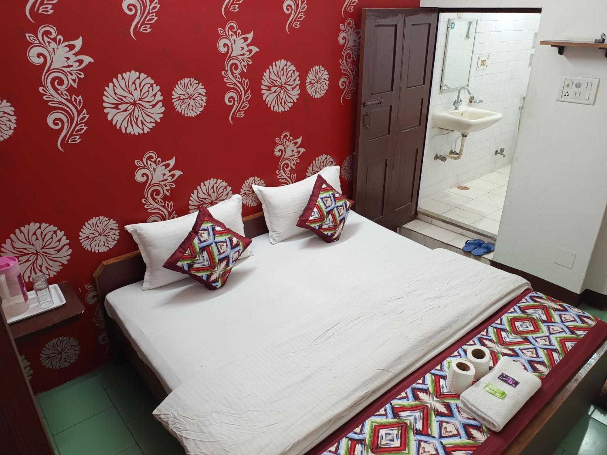 Hotel Majors Den Нью-Дели Экстерьер фото