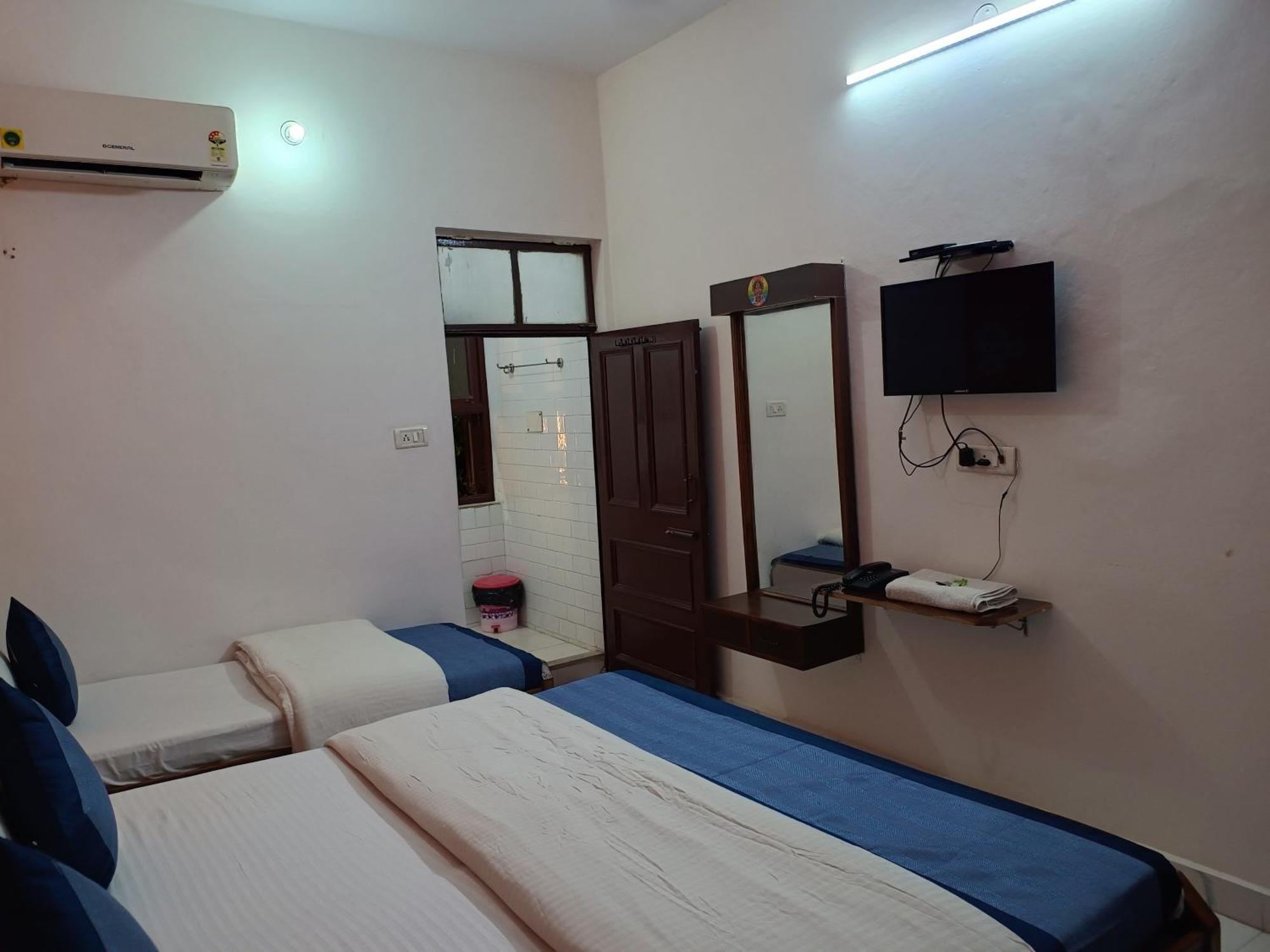 Hotel Majors Den Нью-Дели Экстерьер фото