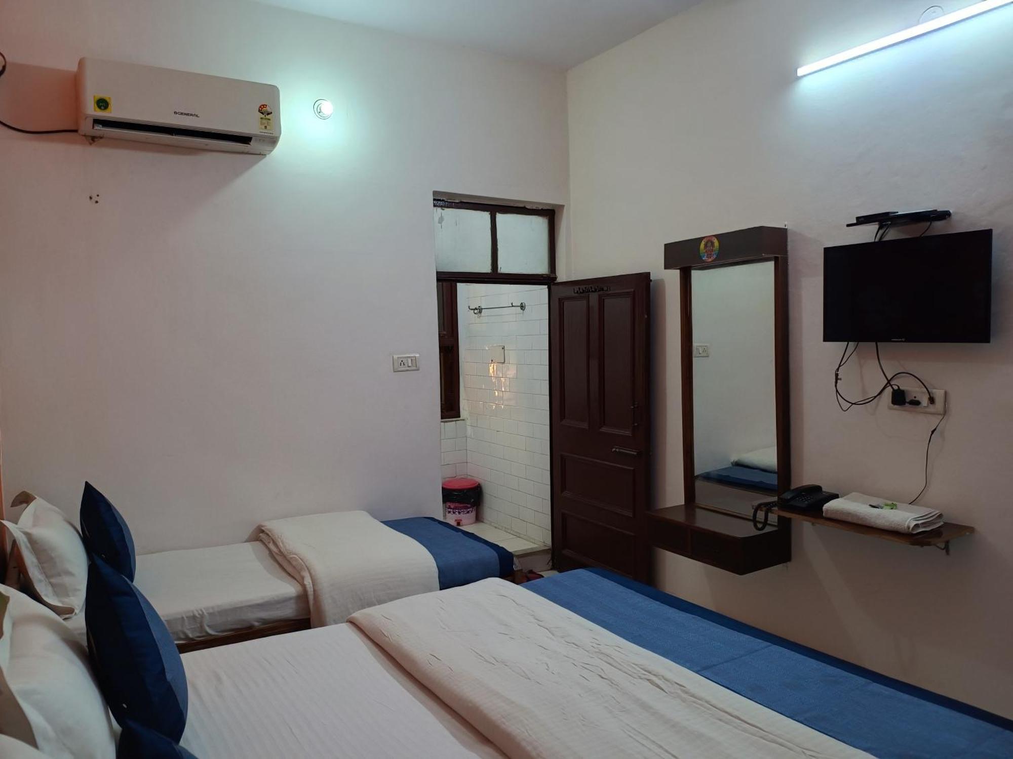 Hotel Majors Den Нью-Дели Экстерьер фото
