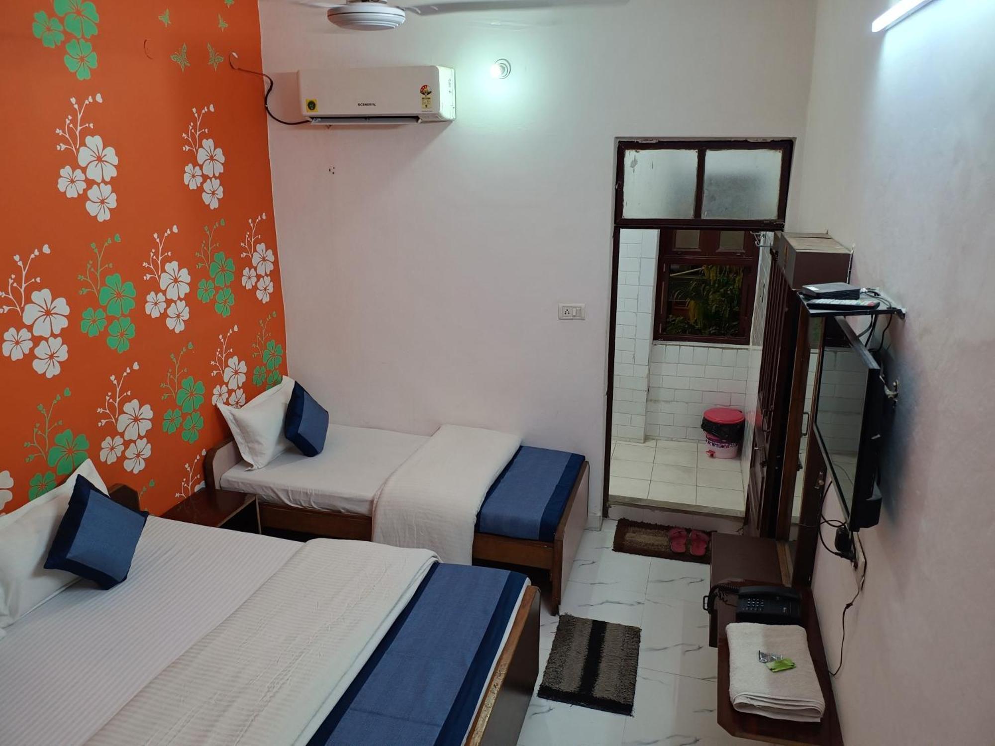 Hotel Majors Den Нью-Дели Экстерьер фото